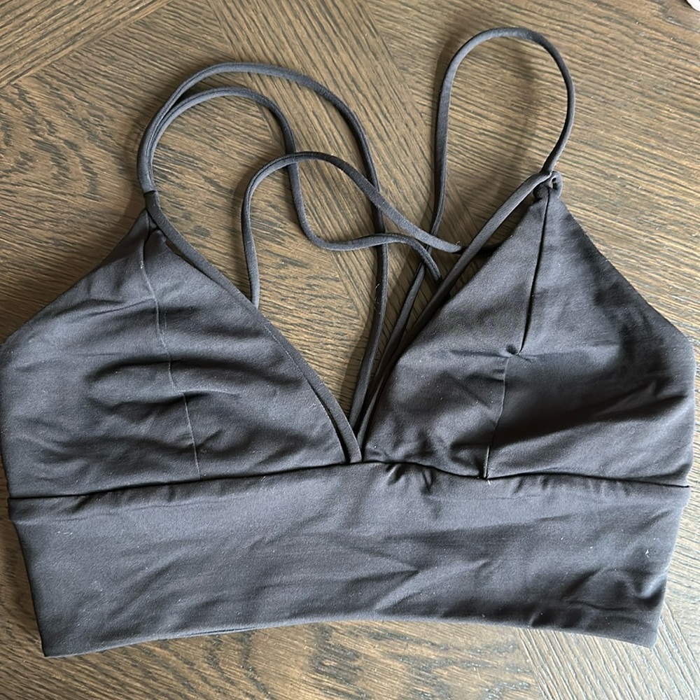 Lululemon Sports Bra - no pads
Perfect condition 
Black
Size 6
